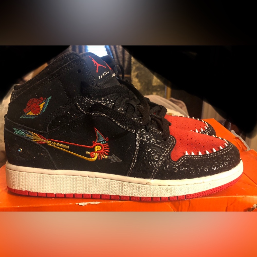 JORDAN 1 MID “SIEMPRE FAMILIA”